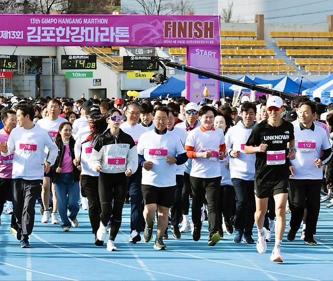 제13회 김포한강마라톤 대회에서 김병수 김포시장이 관계자들과 함께 러닝을 하고 있다. 사진=김포시청