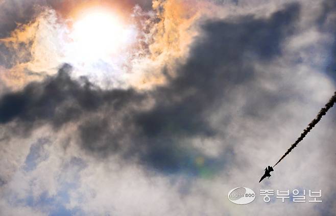 11일 오후 평택시 주한미공군 오산기지에서 열린 '오산 에어 파워 데이 2025'에서 공군 특수비행팀 블랙이글스가 화려한 에어쇼를 선보이고 있다. 김경민기자