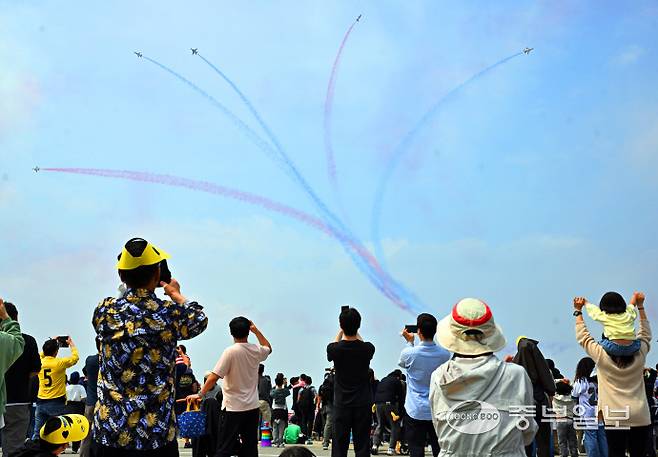 11일 오후 평택시 주한미공군 오산기지에서 열린 '오산 에어 파워 데이 2025'에서 공군 특수비행팀 블랙이글스가 화려한 에어쇼를 선보이고 있다. 김경민기자