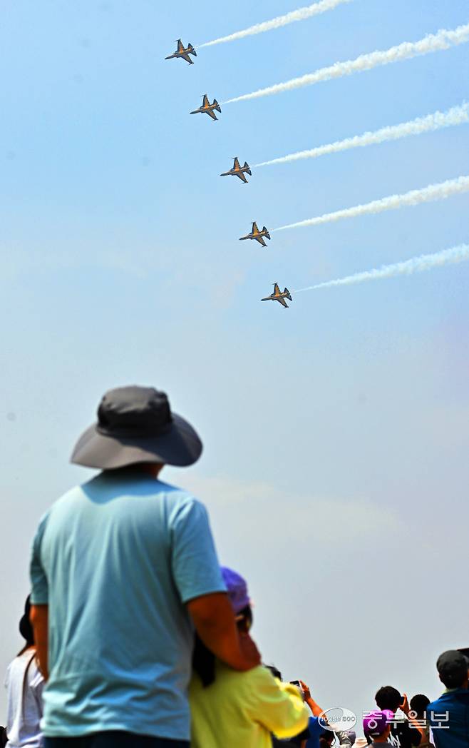 11일 오후 평택시 주한미공군 오산기지에서 열린 '오산 에어 파워 데이 2025'에서 공군 특수비행팀 블랙이글스가 화려한 에어쇼를 선보이고 있다. 김경민기자