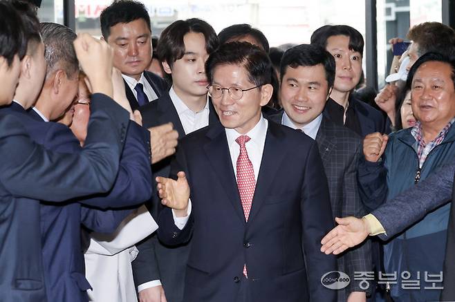 김문수 국민의힘 대선 후보가 11일 오전 선관위에 대통령후보 등록을 마친 뒤 지지자들의 환호를 받으며 서울시 여의도 중앙당사로 들어서고 있다. 임채운기자