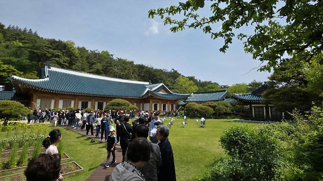 청와대 관저를 둘러보고 있는 방문객들. 사진=이희택 기자.