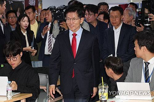 김문수 대선 후보가 10일 서울 여의도 캠프 사무실에서 사상 초유의 대선 후보 교체 강행에 대한 입장을 밝히기 위해 긴급 기자회견에 나서고 있다.