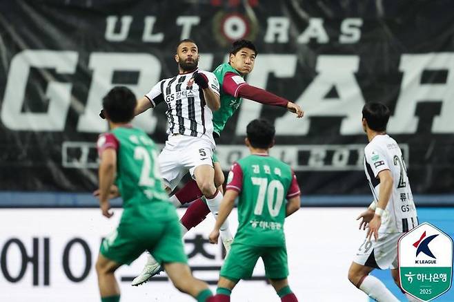 대전하나시티즌의 주민규가 FC서울의 야잔과 헤딩 경합을 시도하고 있다.(사진=한국프로축구연맹 제공)