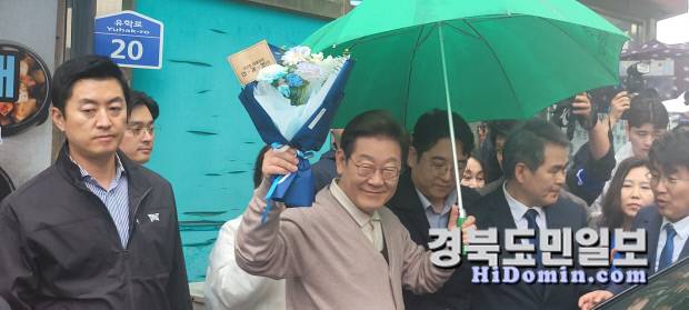 이재명 더불어민주당 대선후보가 9일 오후 칠곡군 석적읍 부영사거리에서 진행된 민생 투어 중 한 지지자로부터 꽃다발을 받고 환하게 웃고 있다. 사진=권택근 기자