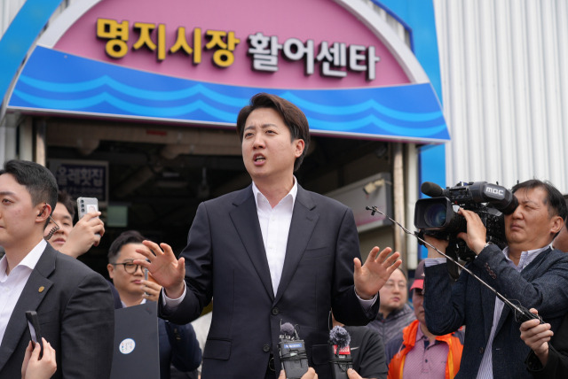 개혁신당 이준석 대선 후보가 11일 오후 부산 강서구 명지시장을 방문해 연설하고 있다. 이준석 캠프 제공