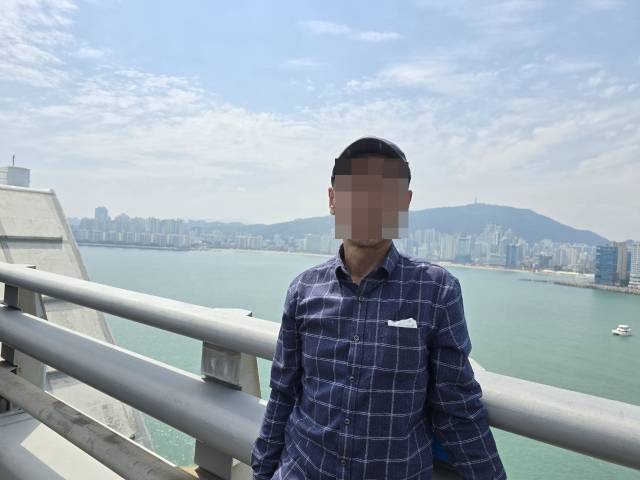 덕성원 피해자 안종환 씨가 11일 광안대교 상판에 오른 모습. 안종환 씨 제공