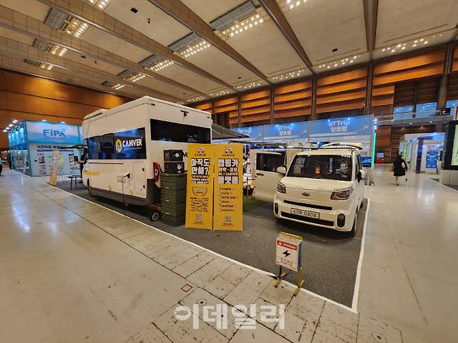 캠버가 올댓트래블 2025에서 선보인 스마트 캠핑카 전시 부스. AI·IoT 기반 시스템이 탑재된 최신형 모델로 관람객의 이목을 끌었다. (사진=캠버)