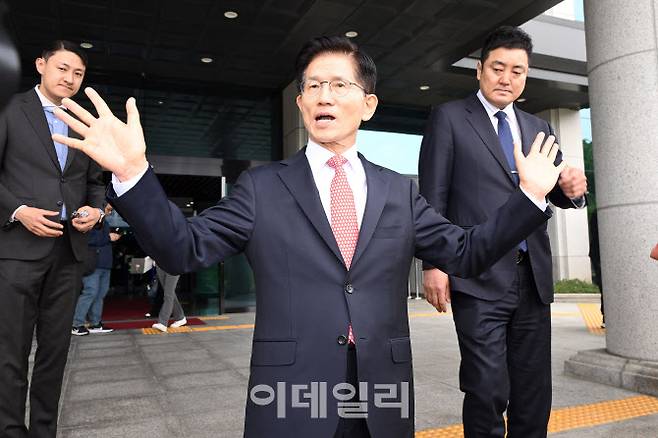 [이데일리 노진환 기자] 김문수 국민의힘 대선 후보가 공식 선거운동 개시를 하루 앞둔 11일 경기 과천시 중앙선거관리위원회에서 후보자 등록을 마친 뒤 선관위를 나서고 있다.