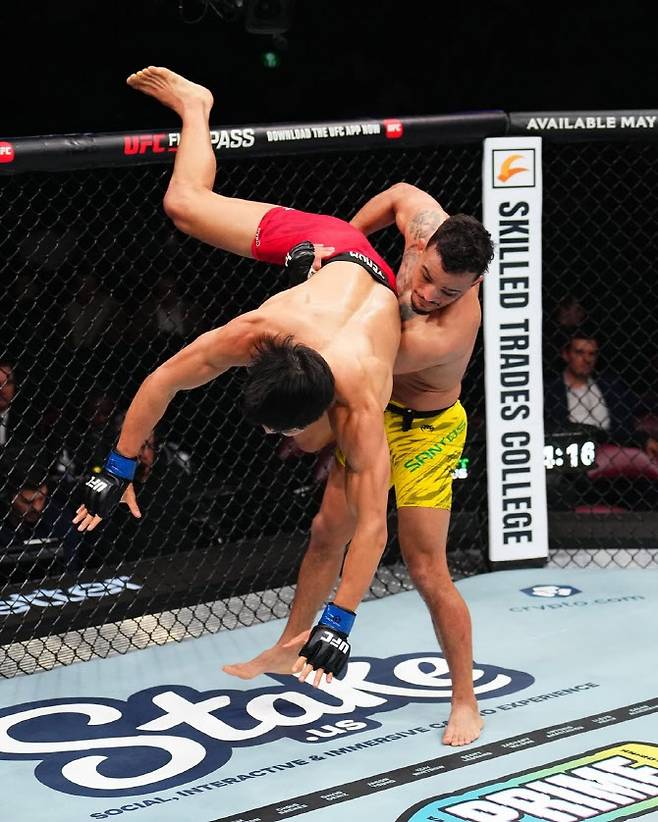 이정영이 다니엘 산토스와 경기에서 테이크다운을 허용하고 있다. 사진=UFC