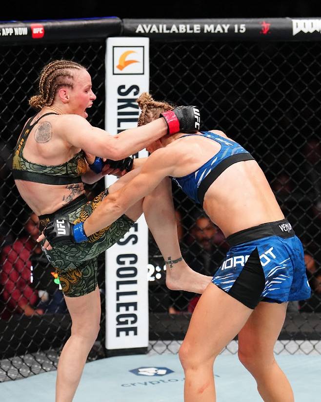 UFC 여성 플라이급 챔피언 발렌티나 셰브첸코가 도전자 마농 피오로에게 강력한 니킥을 선물하고 있다. 사진=UFC