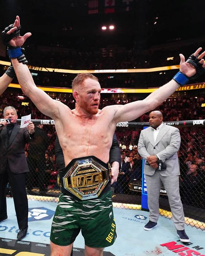 벨랄 무하마드를 꺾고 새로운 UFC 웰터급 챔피언에 오른 잭 델라 마달레나. 사진=UFC