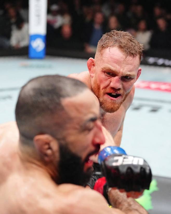 잭 델라 마달레나가 벨랄 무하마드의 얼굴에 강력한 펀치를 날리고 있다. 사진=UFC