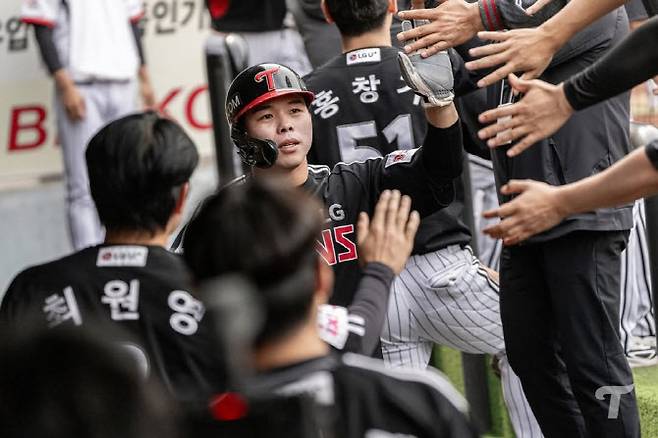 LG트윈스 문성주가 더그아웃으로 돌아온 뒤 동료들로부터 축하를 받고 있다. 사진=LG트윈스