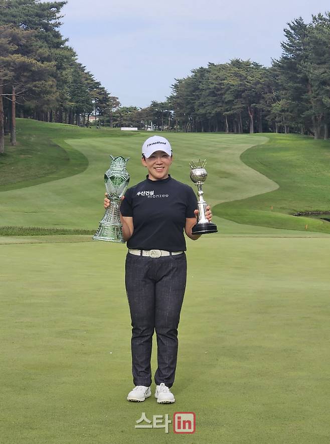 신지애가 JLPGA 투어 메이저 대회 월드레이디스 챔피언십 살롱파스컵에서 우승한 뒤 순회배와 우승 트로피를 들고 기념촬영하고 있다. (사진=신지애 현지 매니지먼트)