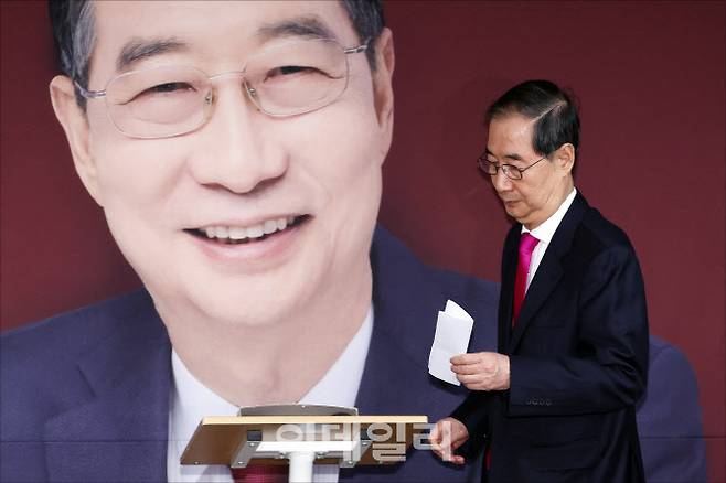 [이데일리 방인권 기자] 국민의힘 대선 후보로 등록했던 한덕수 전 국무총리가 11일 오전 서울 여의도 맨하탄21에 마련된 선거사무소에서 국민의힘 대통령 선거 후보 변경을 위한 당원 투표 부결과 관련해 입장을 밝히기 위해 들어서고 있다.