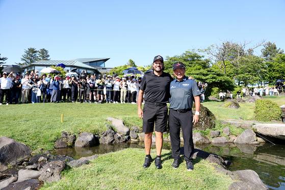 지난해 5월 19일 제주도 서귀포시 핀크스 골프클럽에서 열린 한국프로골프(KPGA) 투어 SK텔레콤 오픈에서 이른바 '아일랜드 샷'을 성공시킨 후 캐디와 기념 촬영 중인 최경주 (사진=KPGA)