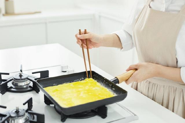 달걀 지단을 만든 후 김밥 등에 넣기 위해 보관-유통하는 과정에서 식중독 균에 감염될 위험이 있어 주의해야 한다   [사진=게티이미지뱅크]