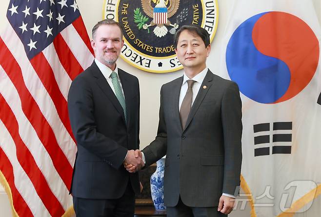 안덕근 산업통상자원부 장관이 28(현지시간) 미국 워싱턴 D.C.무역대표부(USTR) 회의실에서 제이미슨 그리어(Jamieson Greer) 미국 무역대표부 대표와 면담을 하고 있다. (산업부 제공. 재판매 및 DB 금지) 2025.3.1/뉴스1