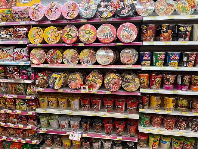 태국 방콕 한 마트에 라면이 진열돼 있는 모습.