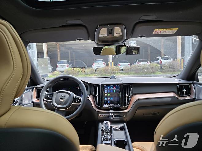 볼보자동차의 중형 스포츠유틸리티차(SUV) 'XC60' 1열 대시보드 모습. 2025.04.21/뉴스1 김성식 기자