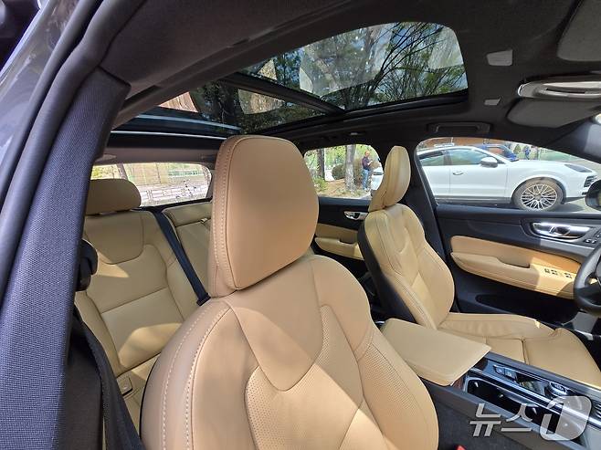 볼보자동차의 중형 스포츠유틸리티차(SUV) 'XC60' 실내 모습. 2025.04.21/뉴스1 김성식 기자