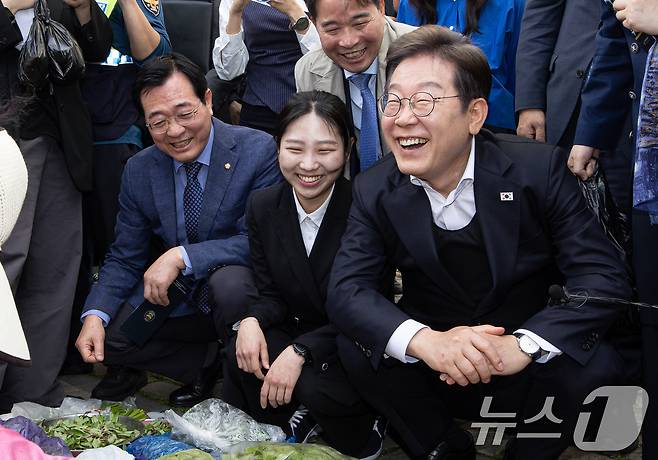 경청투어에 나선 이재명 더불어민주당 대통령 후보가 10일 오전 경남 함안군 가야읍 가야시장에서 시민과 대화중 미소를 짓고 있다. 2025.5.10/뉴스1 ⓒ News1 이재명 기자