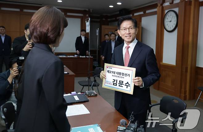 김문수 국민의힘 대통령 후보가 11일 오전 경기 과천시 중앙선거관리위원회에서 제21대 대통령선거 후보자 등록을 하고 있다. (공동취재) 2025.5.11/뉴스1 ⓒ News1 오대일 기자