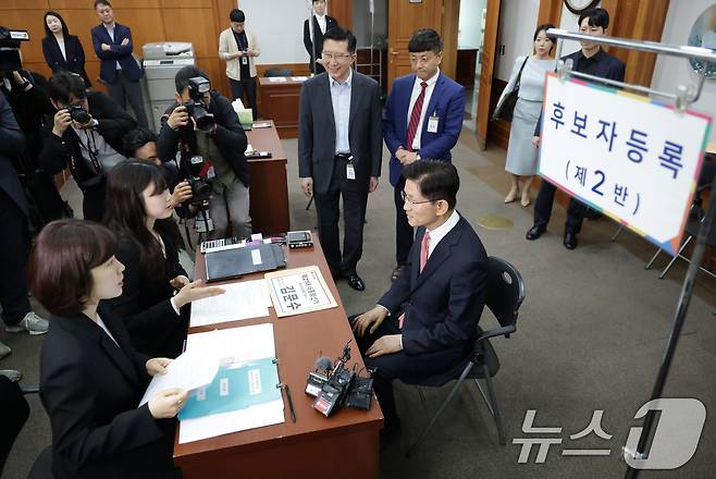 김문수 국민의힘 대통령 후보가 11일 오전 경기 과천시 중앙선거관리위원회에서 제21대 대통령선거 후보자 등록을 하고 있다. (공동취재) 2025.5.11/뉴스1 ⓒ News1 오대일 기자