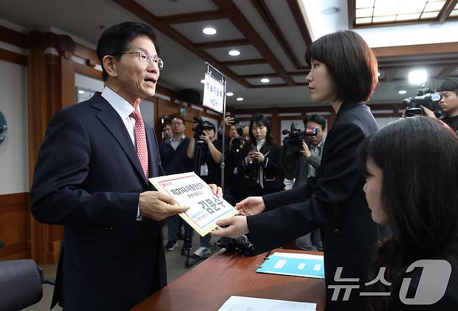 김문수 국민의힘 대통령 후보가 11일 오전 경기 과천 중앙선거관리위원회에서 제21대 대통령 선거 후보자 등록 서류를 제출하고 있다. 2025.5.11/뉴스1 ⓒ News1 오대일 기자