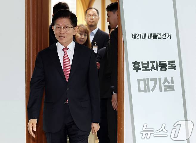 김문수 국민의힘 대통령 후보가 11일 오전 경기 과천 중앙선거관리위원회에서 제21대 대통령 선거 후보자 등록을 하고 있다. 2025.5.11/뉴스1 ⓒ News1 오대일 기자