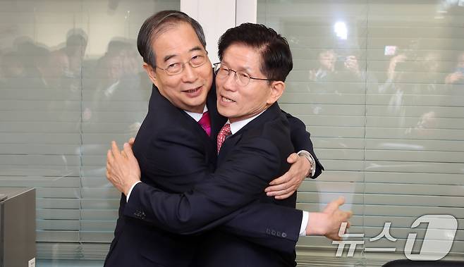 김문수 국민의힘 대선후보와 한덕수 전 국무총리가 11일 서울 여의도 국민의힘 대선후보 사무실에서 회동에 앞서 포옹을 하고 있다. (공동취재) 2025.5.11/뉴스1 ⓒ News1 이광호 기자