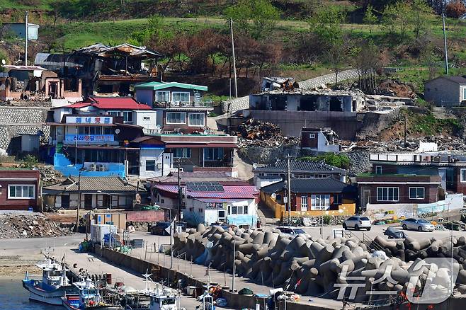 경북도는 11일 초대형 산불피해 복구 계획을 확정하고 올해 정부 추경 예산 1조1228억원을 우선 확보했다고 밝혔다. 사진은 지난 7일 초대형산불 피해지역인 경북 영덕군 영덕읍 노물리 마을에서 철거작업이 진행되는 모습. 2025.5.7/뉴스1 ⓒ News1 최창호 기자