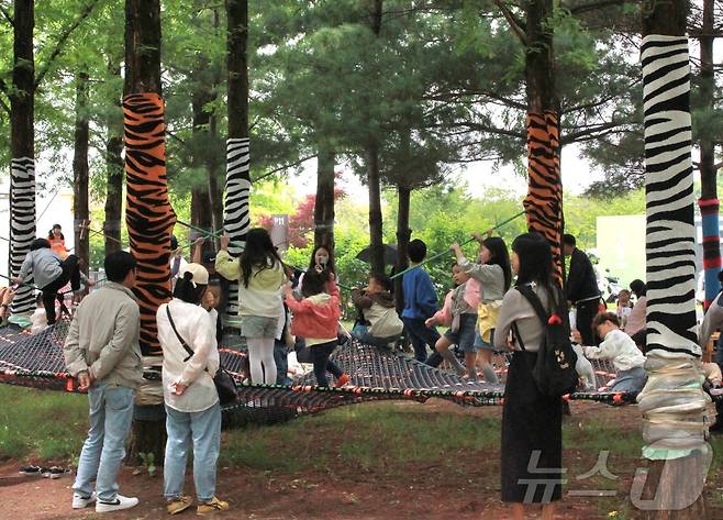 11일 전북자치도 전주월드컵광장에서 열린 '제5회 전주정원산업박람회'에서 아이들이 뛰놀고 있다. ⓒ News1 신준수 기자