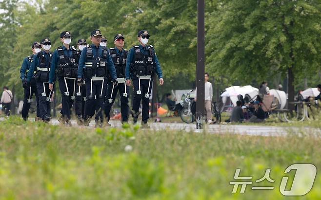 11일 서울 여의도 한강공원에서 서울경찰청 기동대원들이 웨어러블 로봇을 착용하고 순찰을 돌고 있다. 2025.5.11/뉴스1 ⓒ News1 이승배 기자