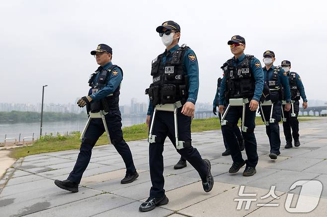 11일 서울 여의도 한강공원에서 서울경찰청 기동대원들이 웨어러블 로봇을 착용하고 순찰을 돌고 있다. 2025.5.11/뉴스1 ⓒ News1 이승배 기자
