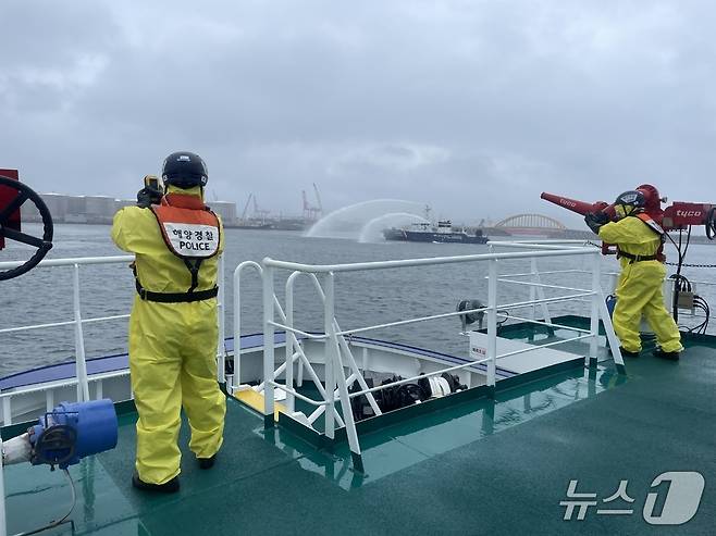 울산해양경찰서가 지난 9일 울산 정일신항 3부두에서 대규모 민·관 합동 탱크터미널 복합해양사고 대응훈련을 실시했다고 11일 밝혔다.(울산해경 제공. 재배포 및 DB 금지)/뉴스1