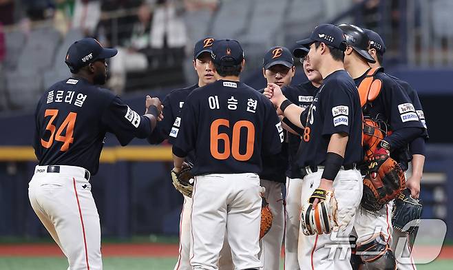 한화 선수들이 11일 서울 구로구 고척스카이돔에서 열린 '2025 신한 SOL뱅크 KBO리그' 한화 이글스와 키움 히어로즈의 경기에서 8-0으로 승리한 후 하이파이브를 하고 있다. 2025.5.11/뉴스1 ⓒ News1 김성진 기자