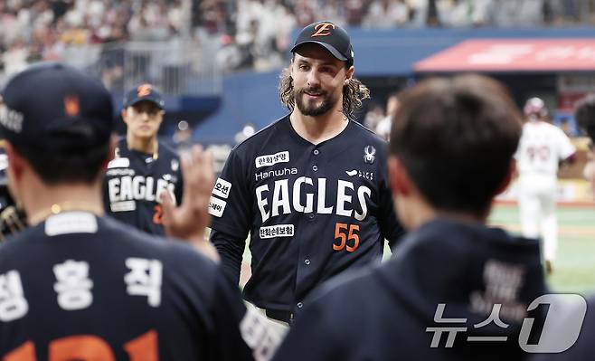 11일 서울 구로구 고척스카이돔에서 열린 '2025 신한 SOL뱅크 KBO리그' 한화 이글스와 키움 히어로즈의 경기, 한화 선발 와이스가 8회까지 무실점으로 역투를 펼친 후 더그아웃으로 향하며 미소짓고 있다. 2025.5.11/뉴스1 ⓒ News1 김성진 기자