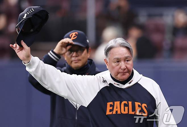 한화 김경문 감독과 양상문 투수코치가 11일 서울 구로구 고척스카이돔에서 열린 '2025 신한 SOL뱅크 KBO리그' 한화 이글스와 키움 히어로즈의 경기에서 8-0으로 승리한 후 관중석을 향해 인사하고 있다. 2025.5.11/뉴스1 ⓒ News1 김성진 기자