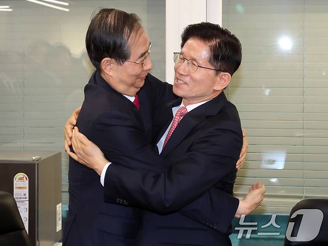 김문수 국민의힘 대선후보와 한덕수 전 국무총리가 11일 서울 여의도 국민의힘 대선후보 사무실에서 회동에 앞서, 포옹을 하고 있다. (공동취재) 2025.5.11/뉴스1 ⓒ News1 이광호 기자