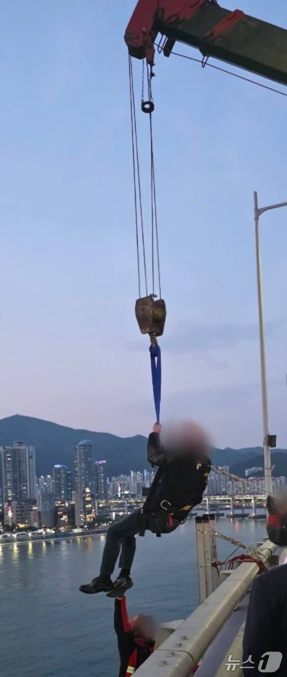 11일 오후 형제복지원 피해자 50대 A 씨가 크레인에 의해 구조되고 있다.2025.5.11.(해운대경찰서 제공. 재판매 및 DB 금지)