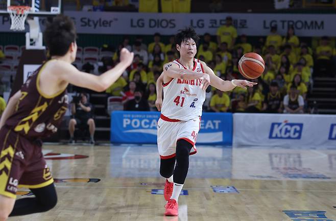 오세근은 11일 창원 LG전에서 11점 3리바운드를 기록했다. 사진 | 연합뉴스