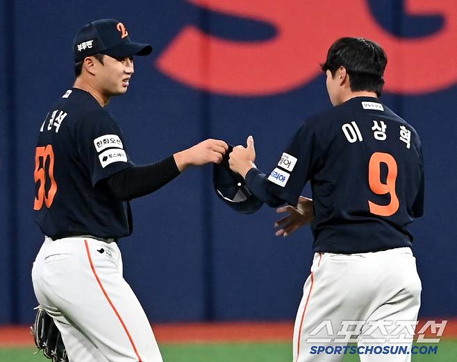 '멋진 수비야' 이상혁의 모자를 건네는 이원석