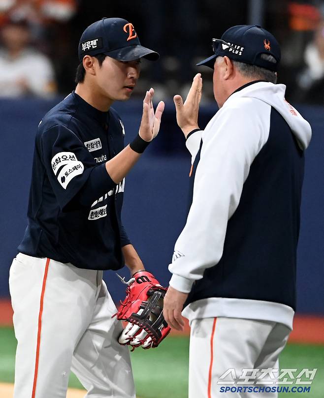 김경문 감독과 하이파이브를 나누는 김경문 감독