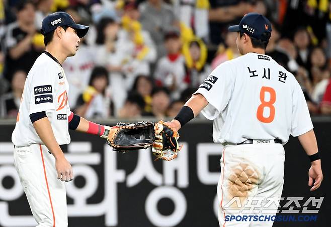 30일 대전한화생명볼파크에서 열린 LG와 한화의 경기, 6회초 한화 유격수 심우준이 LG 구본혁의 땅볼타구를 호수비로 처리한 후 3루수 노시환과 글러브를 맞대고 있다. 대전=허상욱 기자wook@sportschosun.com/2025.04.30/