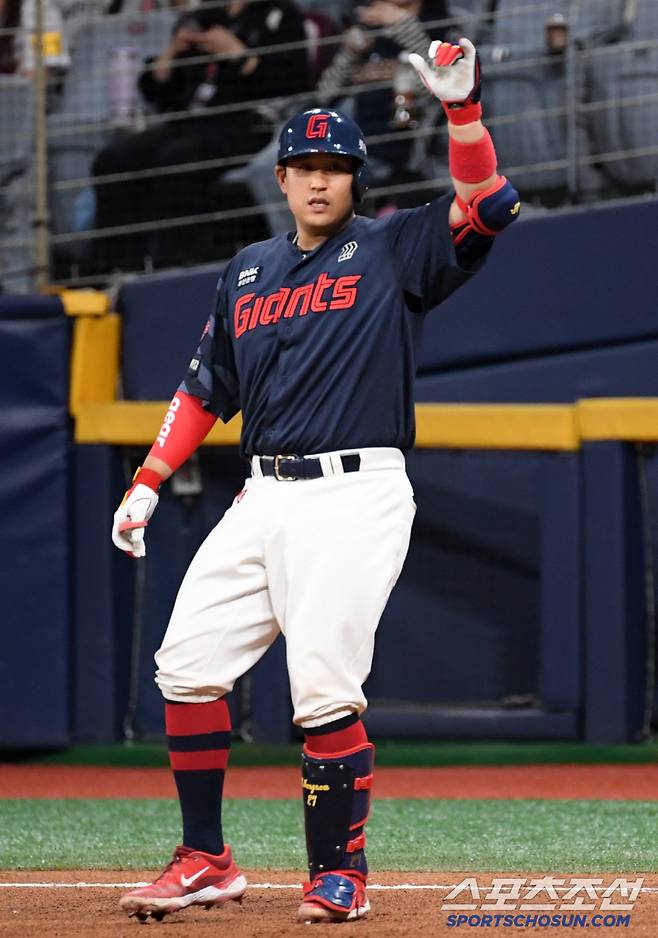 30일 서울 고척스카이돔에서 열린 키움 히어로즈와 롯데 자이언츠의 경기. 롯데 유강남이 안타를 날린 뒤 환호하고 있다. 고척=박재만 기자 pjm@sportschosun.com/2025.04.30/