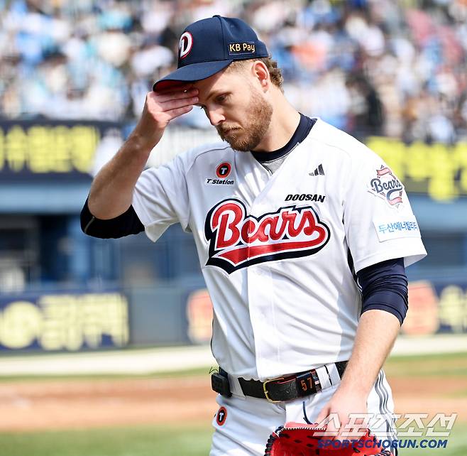 11일 잠실야구장에서 열린 NC와 두산의 더블헤더 1차전, 3회초 두산 콜어빈이 교체되며 마운드를 내려가고 있다. 잠실=허상욱 기자wook@sportschosun.com/2025.05.11/