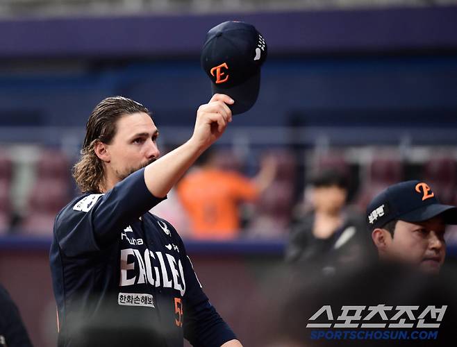 11일 고척돔에서 열린 KBO리그 키움과 한화의 경기. 한화가 키움을 잡고 12연승을 질주했다. 승리 인터뷰를 마치고 팬들에게 인사를 건네는 와이스. 고척=송정헌 기자songs@sportschosun.com/2025.05.11/