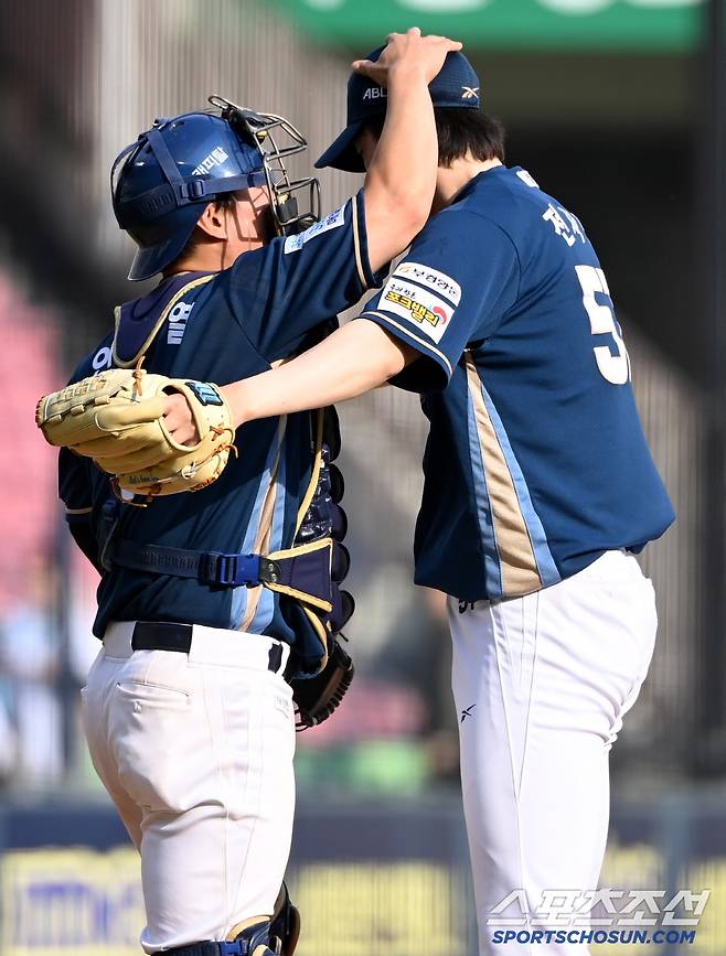 11일 잠실야구장에서 열린 NC와 두산의 더블헤더 1차전, NC가 11대5로 승리했다. 승리의 기쁨을 나누는 전사민 안중열 배터리의 모습. 잠실=허상욱 기자wook@sportschosun.com/2025.05.11/